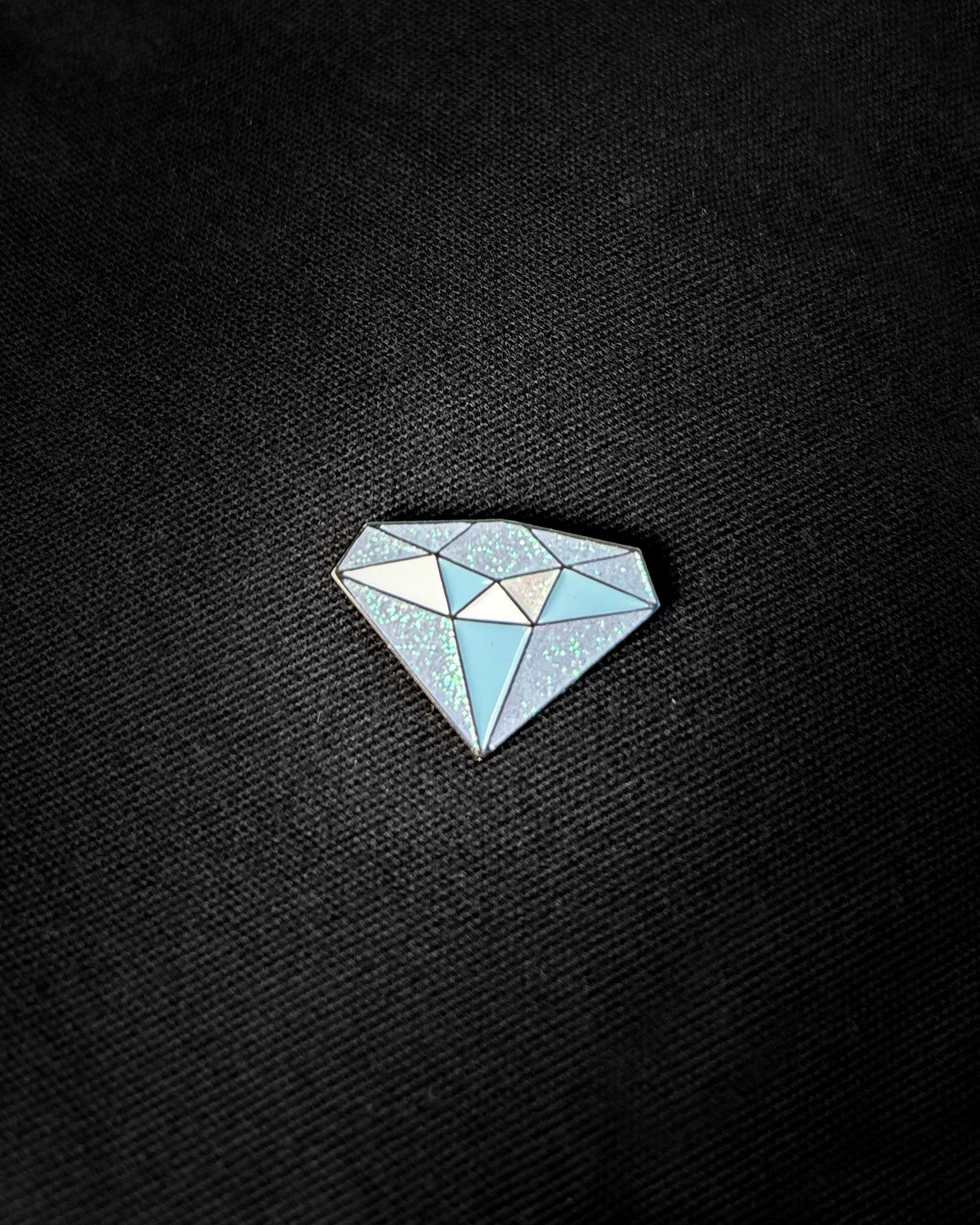 Ela Mo™ Pin für Rucksäcke | Diamant - Image 3