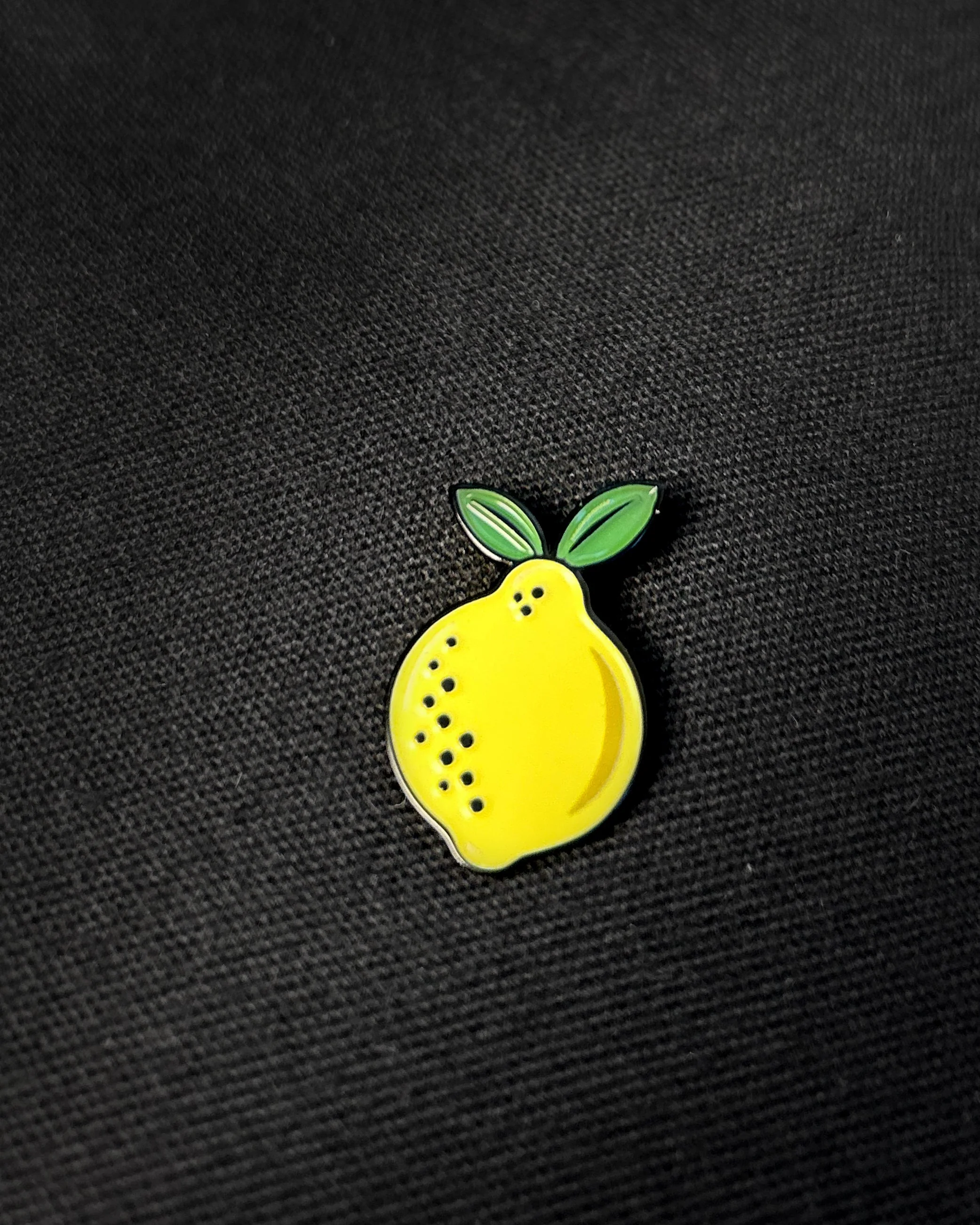 Ela Mo™ Pin für Rucksäcke | Zitrone - Image 3