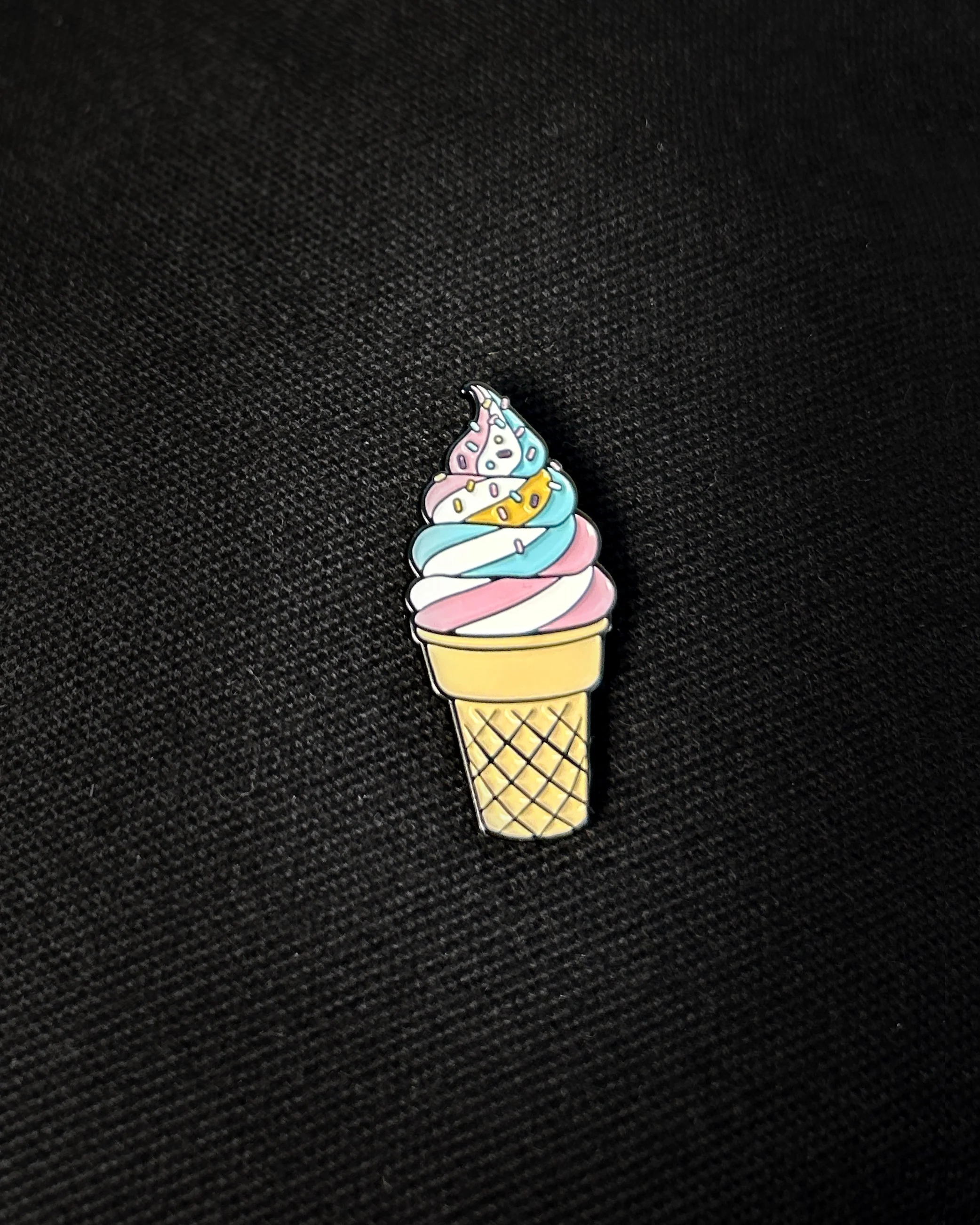 Ela Mo™ Pin für Rucksäcke | Eis - Image 3