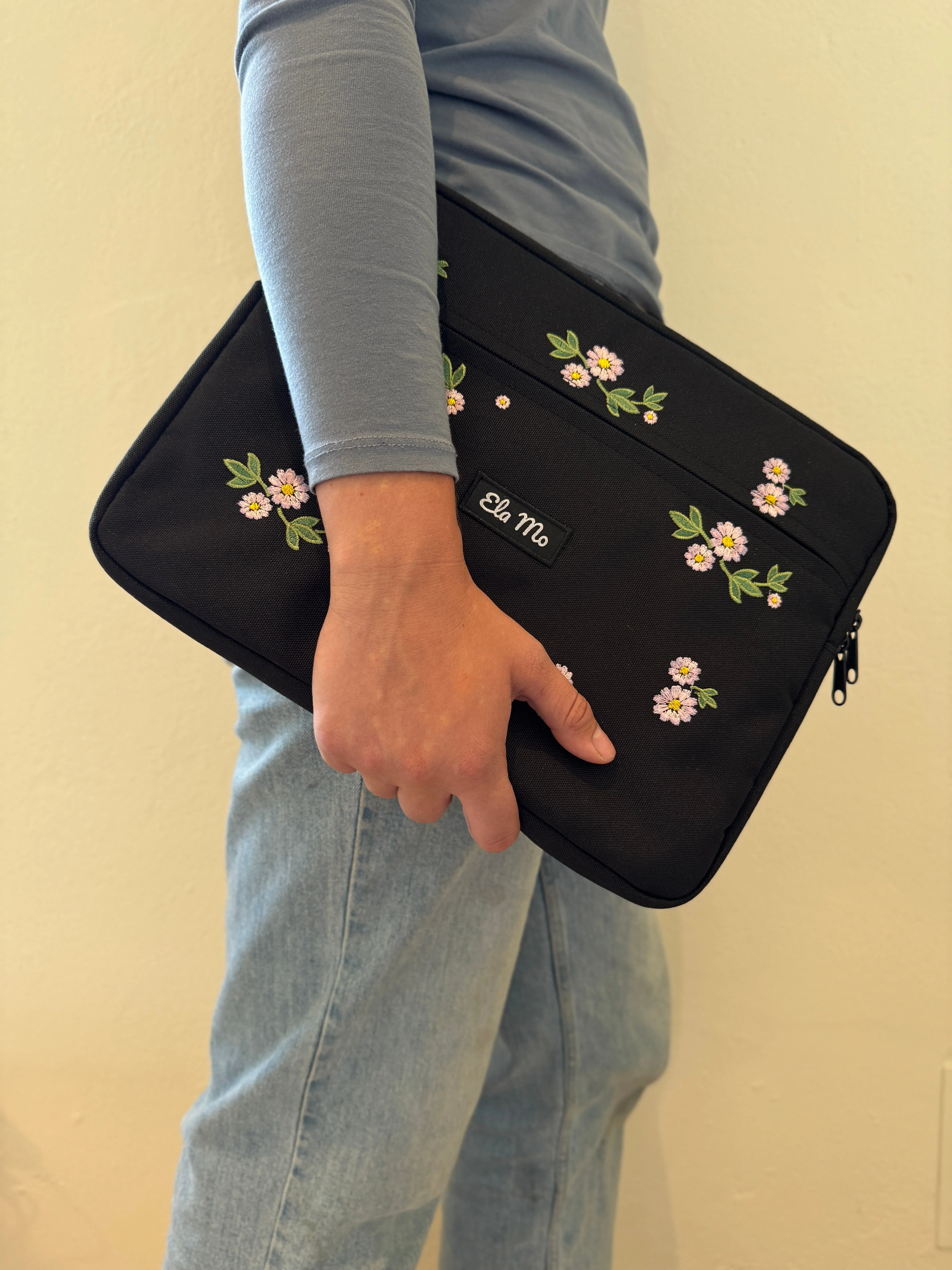 Ela Mo™ Laptoptasche bis 14 Zoll | Embroidery Edition Upsy Daisy - Image 3