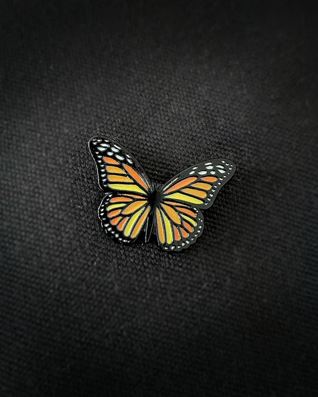 Ela Mo™ Mini Pin für Rucksäcke | Butterfly - Image 4