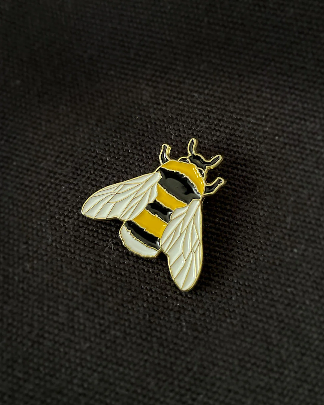 Ela Mo™ Mini Pin für Rucksäcke | Biene - Image 3