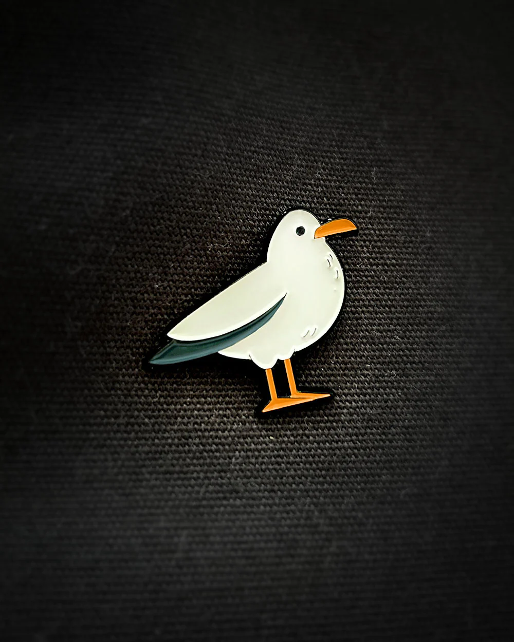 Ela Mo™ Pin für Rucksäcke | Möwe - Image 3