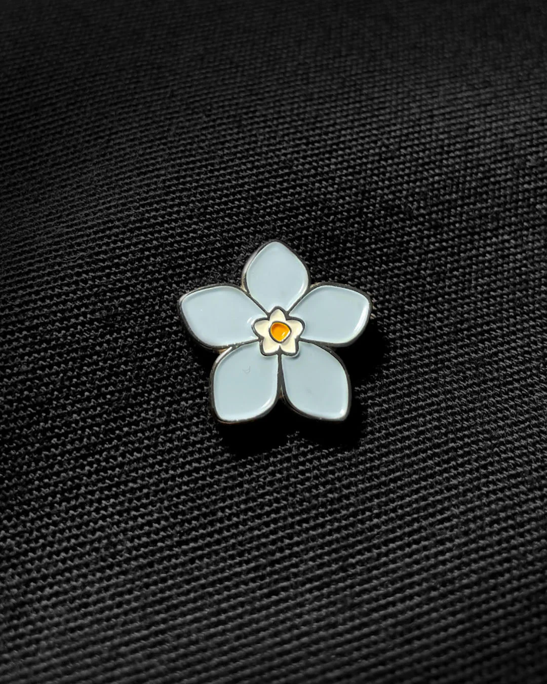 Ela Mo™ Mini Pin für Rucksäcke | Vergissmeinnicht - Image 3