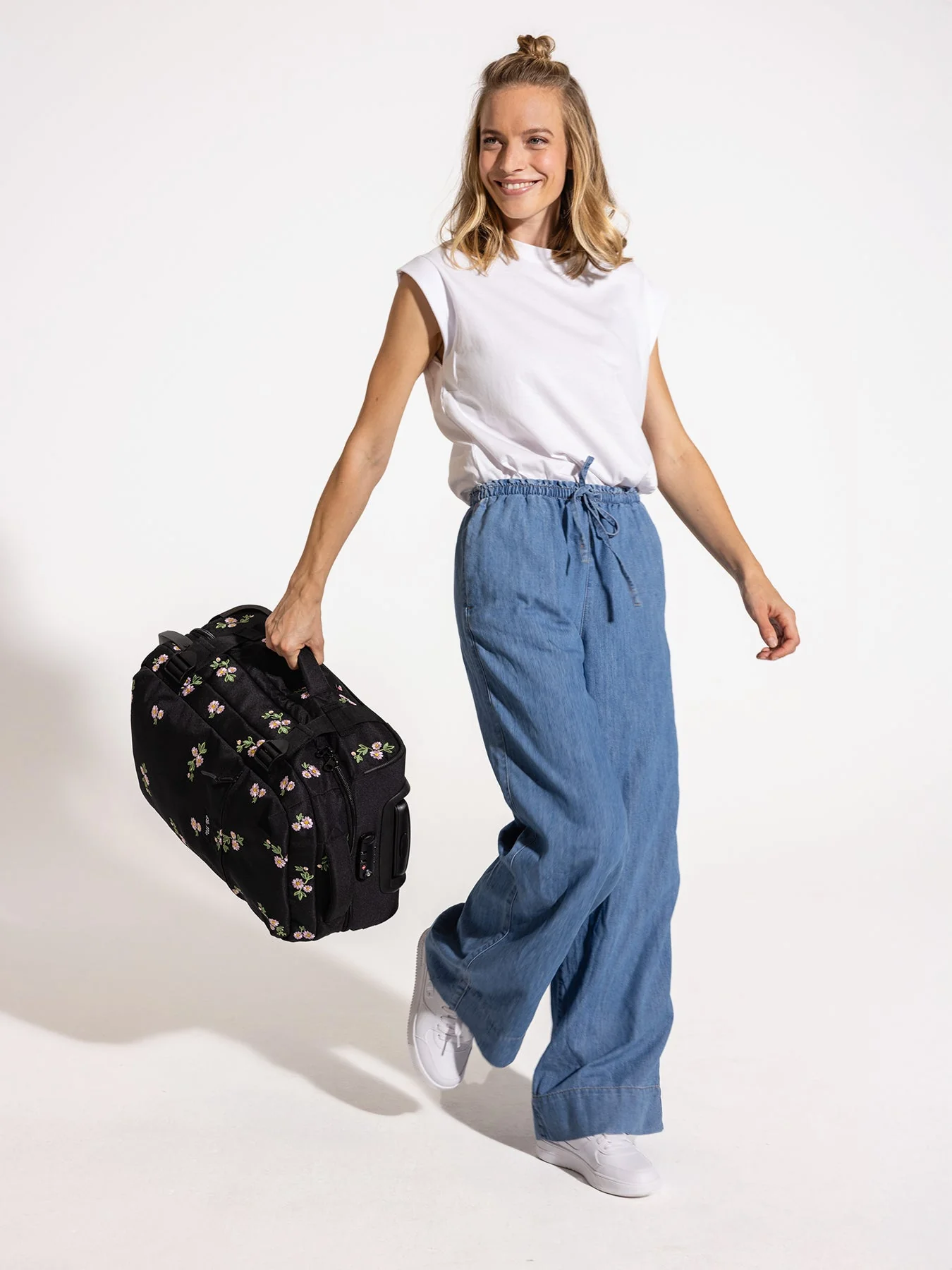 Ela Mo™ Reisetasche mit Rollen 42 Liter | Embroidery Edition Upsy Daisy - Image 3